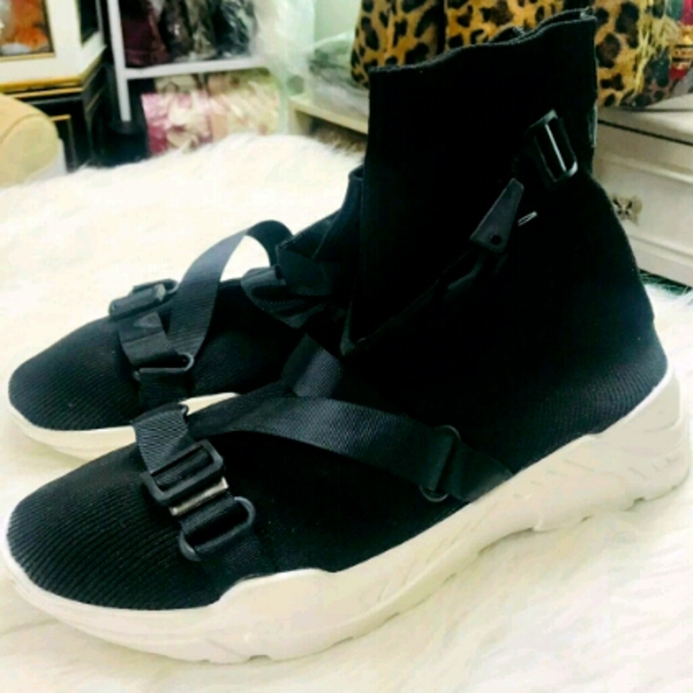 Lightly Used flats Off Black Black Women’s Boot